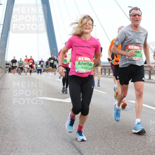 03.10.2025 - Köhlbrandbrückenlauf Lena Gebhardt http://msf.ph/oto/9196408 03.10.2025 15:26:24 Position 1 9509, 08, 744 meine-sportfotos.de