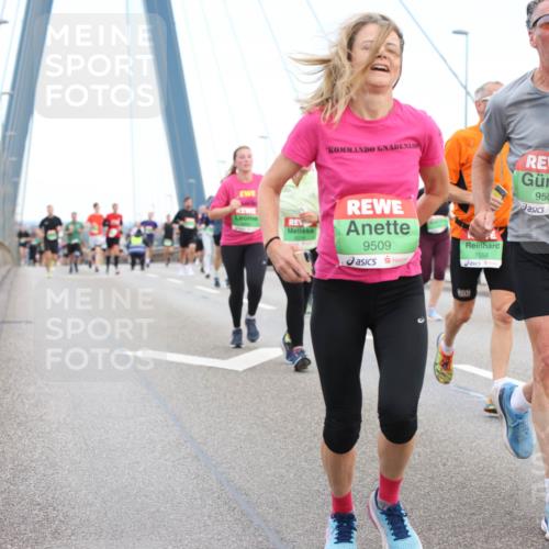 03.10.2025 - Köhlbrandbrückenlauf Lena Gebhardt http://msf.ph/oto/9196410 03.10.2025 15:26:24 Position 1 9509, 7558, 9508, 7447 meine-sportfotos.de