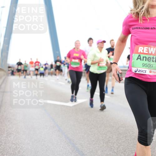 03.10.2025 - Köhlbrandbrückenlauf Lena Gebhardt http://msf.ph/oto/9196411 03.10.2025 15:26:24 Position 1 9509 meine-sportfotos.de