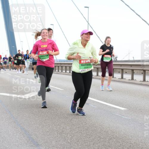 03.10.2025 - Köhlbrandbrückenlauf Lena Gebhardt http://msf.ph/oto/9196416 03.10.2025 15:26:25 Position 1 8984, 9218, 7161 meine-sportfotos.de