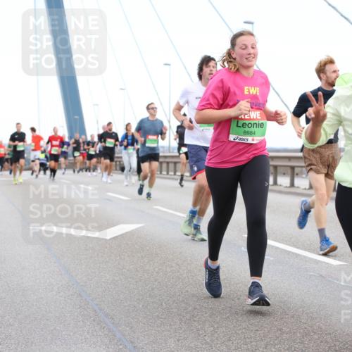03.10.2025 - Köhlbrandbrückenlauf Lena Gebhardt http://msf.ph/oto/9196419 03.10.2025 15:26:26 Position 1 8984, 9218 meine-sportfotos.de