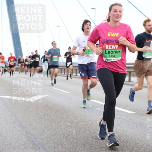 03.10.2025 - Köhlbrandbrückenlauf Lena Gebhardt http://msf.ph/oto/9196420 03.10.2025 15:26:27 Position 1 8860, 31, 8984, 7222 meine-sportfotos.de