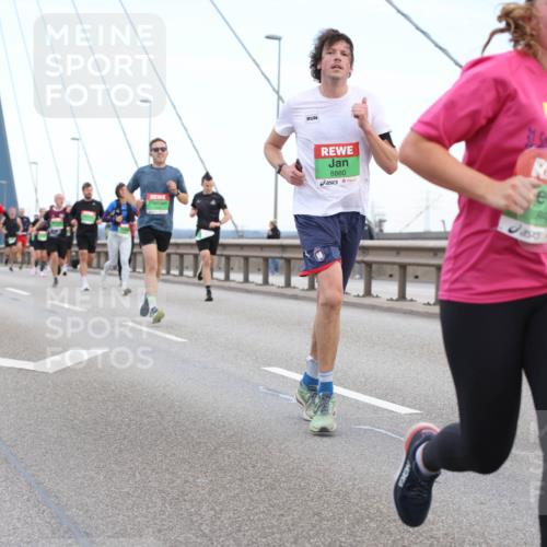 03.10.2025 - Köhlbrandbrückenlauf Lena Gebhardt http://msf.ph/oto/9196422 03.10.2025 15:26:27 Position 1 8860, 31, 8964, 7222, 7101 meine-sportfotos.de