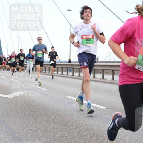 03.10.2025 - Köhlbrandbrückenlauf Lena Gebhardt http://msf.ph/oto/9196423 03.10.2025 15:26:27 Position 1 8860 meine-sportfotos.de