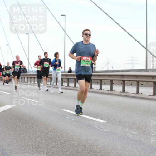 03.10.2025 - Köhlbrandbrückenlauf Lena Gebhardt http://msf.ph/oto/9196427 03.10.2025 15:26:29 Position 1 7394 meine-sportfotos.de