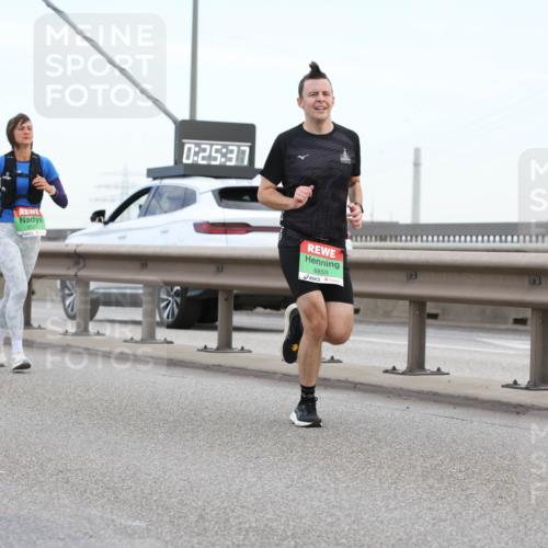 03.10.2025 - Köhlbrandbrückenlauf Lena Gebhardt http://msf.ph/oto/9196434 03.10.2025 15:26:31 Position 1 0, 25, 37, 8855 meine-sportfotos.de