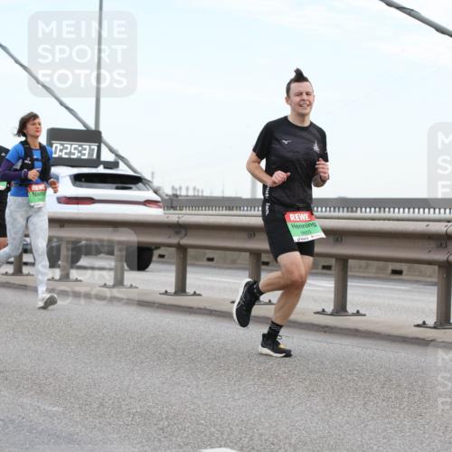 03.10.2025 - Köhlbrandbrückenlauf Lena Gebhardt http://msf.ph/oto/9196436 03.10.2025 15:26:32 Position 1 0, 25, 37, 8855 meine-sportfotos.de