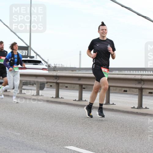 03.10.2025 - Köhlbrandbrückenlauf Lena Gebhardt http://msf.ph/oto/9196438 03.10.2025 15:26:32 Position 1 5, 37 meine-sportfotos.de