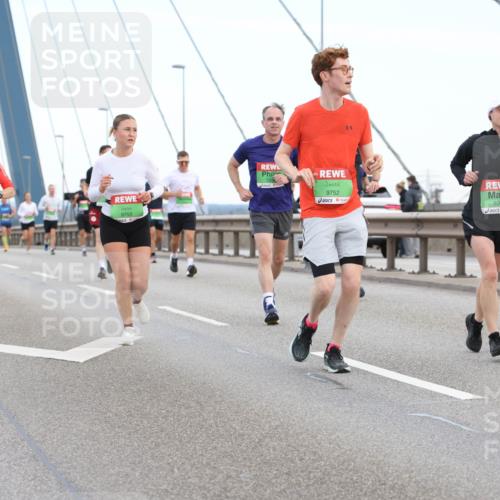03.10.2025 - Köhlbrandbrückenlauf Lena Gebhardt http://msf.ph/oto/9196460 03.10.2025 15:26:38 Position 1 9753, 9752, 8064 meine-sportfotos.de