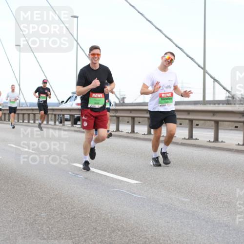 03.10.2025 - Köhlbrandbrückenlauf Lena Gebhardt http://msf.ph/oto/9196474 03.10.2025 15:26:43 Position 1 9696, 7526 meine-sportfotos.de