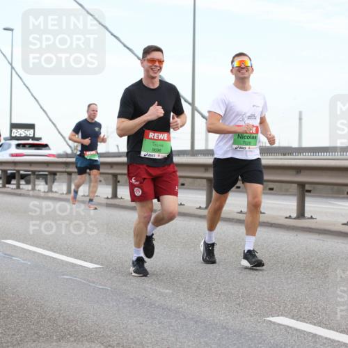 03.10.2025 - Köhlbrandbrückenlauf Lena Gebhardt http://msf.ph/oto/9196477 03.10.2025 15:26:43 Position 1 0, 25, 49, 9696, 7526 meine-sportfotos.de