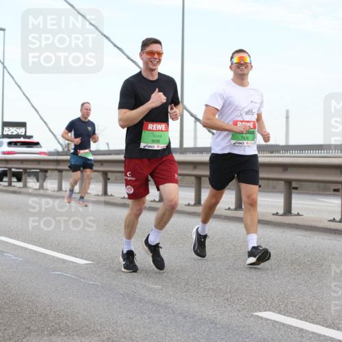 03.10.2025 - Köhlbrandbrückenlauf Lena Gebhardt http://msf.ph/oto/9196478 03.10.2025 15:26:43 Position 1 0, 25, 49, 9696, 7526 meine-sportfotos.de