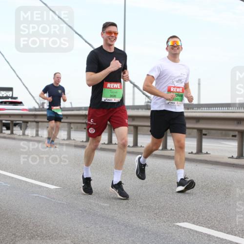 03.10.2025 - Köhlbrandbrückenlauf Lena Gebhardt http://msf.ph/oto/9196479 03.10.2025 15:26:43 Position 1 02549, 9696, 526 meine-sportfotos.de