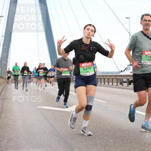 03.10.2025 - Köhlbrandbrückenlauf Lena Gebhardt http://msf.ph/oto/9196494 03.10.2025 15:26:48 Position 1 7208, 7252, 7253 meine-sportfotos.de