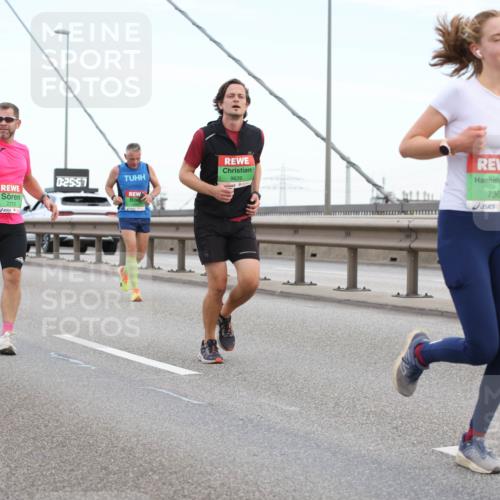 03.10.2025 - Köhlbrandbrückenlauf Lena Gebhardt http://msf.ph/oto/9196509 03.10.2025 15:26:52 Position 1 7772, 0, 25, 57, 9626, 7360 meine-sportfotos.de