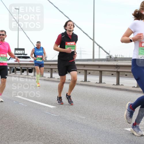 03.10.2025 - Köhlbrandbrückenlauf Lena Gebhardt http://msf.ph/oto/9196510 03.10.2025 15:26:52 Position 1 0, 25, 57, 7772, 7360 meine-sportfotos.de