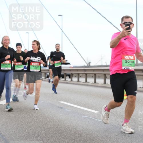 03.10.2025 - Köhlbrandbrückenlauf Lena Gebhardt http://msf.ph/oto/9196516 03.10.2025 15:26:53 Position 1 21, 0975, 7498, 7772 meine-sportfotos.de