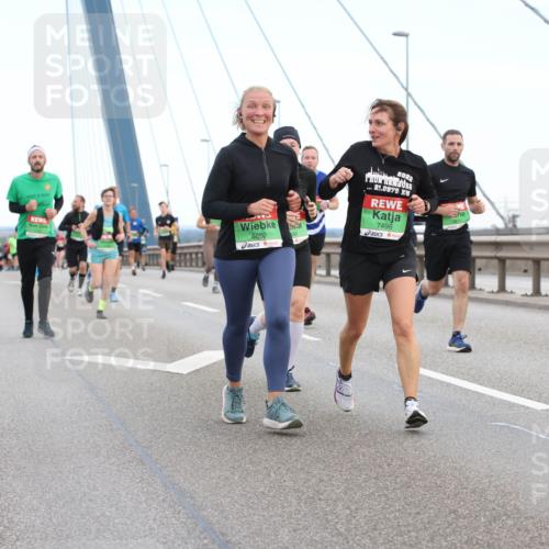03.10.2025 - Köhlbrandbrückenlauf Lena Gebhardt http://msf.ph/oto/9196518 03.10.2025 15:26:54 Position 1 8882, 48, 2022, 21, 0975, 7498 meine-sportfotos.de