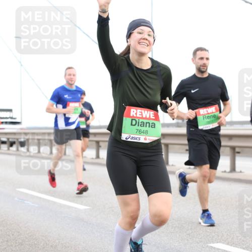 03.10.2025 - Köhlbrandbrückenlauf Lena Gebhardt http://msf.ph/oto/9196526 03.10.2025 15:26:56 Position 1 7648, 7811 meine-sportfotos.de