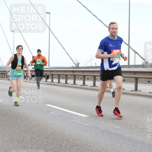 03.10.2025 - Köhlbrandbrückenlauf Lena Gebhardt http://msf.ph/oto/9196531 03.10.2025 15:26:56 Position 1 2000, 2025, 7159, 9399 meine-sportfotos.de