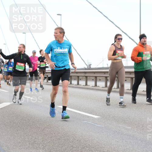 03.10.2025 - Köhlbrandbrückenlauf Lena Gebhardt http://msf.ph/oto/9196541 03.10.2025 15:27:00 Position 1 8824, 24 meine-sportfotos.de