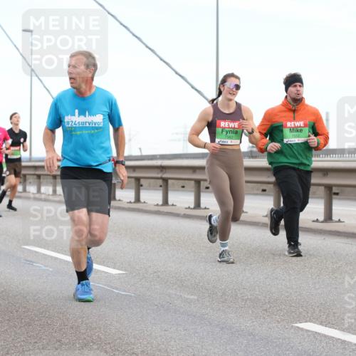 03.10.2025 - Köhlbrandbrückenlauf Lena Gebhardt http://msf.ph/oto/9196543 03.10.2025 15:27:00 Position 1 8824, 24, 2017, 7562, 7552 meine-sportfotos.de