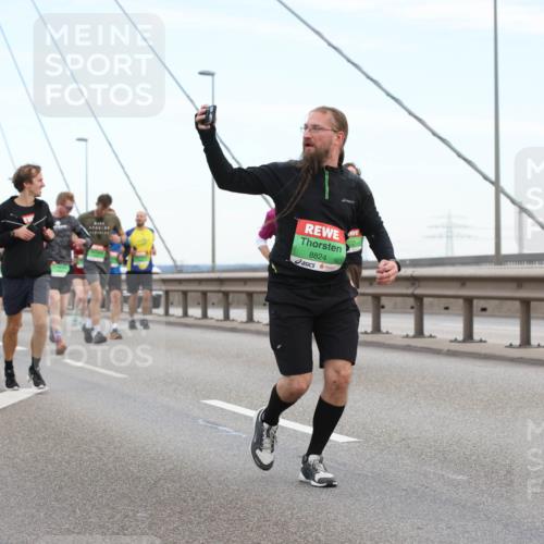 03.10.2025 - Köhlbrandbrückenlauf Lena Gebhardt http://msf.ph/oto/9196552 03.10.2025 15:27:02 Position 1 8824 meine-sportfotos.de