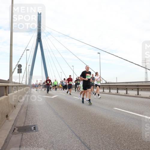 03.10.2025 - Köhlbrandbrückenlauf Lena Gebhardt http://msf.ph/oto/9196555 03.10.2025 15:27:41 Position 1  meine-sportfotos.de