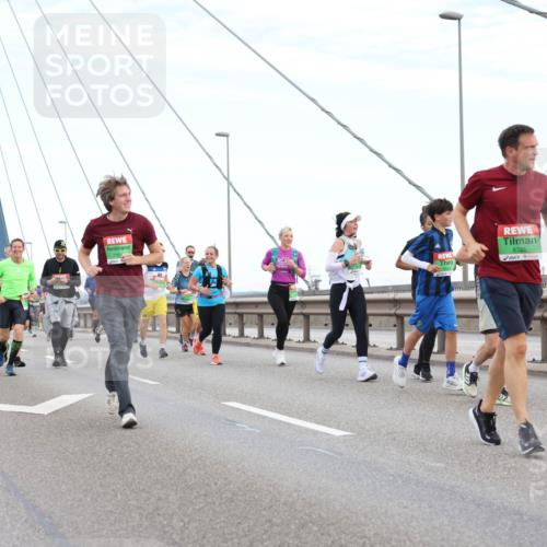 03.10.2025 - Köhlbrandbrückenlauf Lena Gebhardt http://msf.ph/oto/9196558 03.10.2025 15:27:43 Position 1 8725 meine-sportfotos.de