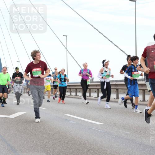03.10.2025 - Köhlbrandbrückenlauf Lena Gebhardt http://msf.ph/oto/9196560 03.10.2025 15:27:43 Position 1 7701, 8725 meine-sportfotos.de