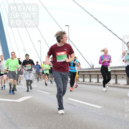 03.10.2025 - Köhlbrandbrückenlauf Lena Gebhardt http://msf.ph/oto/9196561 03.10.2025 15:27:44 Position 1 7701 meine-sportfotos.de