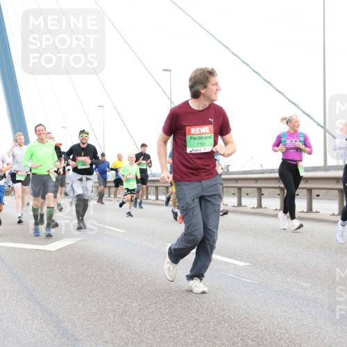 03.10.2025 - Köhlbrandbrückenlauf Lena Gebhardt http://msf.ph/oto/9196563 03.10.2025 15:27:45 Position 1 7701 meine-sportfotos.de