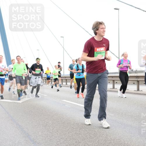 03.10.2025 - Köhlbrandbrückenlauf Lena Gebhardt http://msf.ph/oto/9196565 03.10.2025 15:27:45 Position 1 9201 meine-sportfotos.de