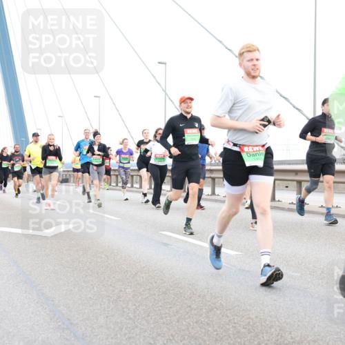 03.10.2025 - Köhlbrandbrückenlauf Lena Gebhardt http://msf.ph/oto/9196583 03.10.2025 15:27:49 Position 1 7469 meine-sportfotos.de