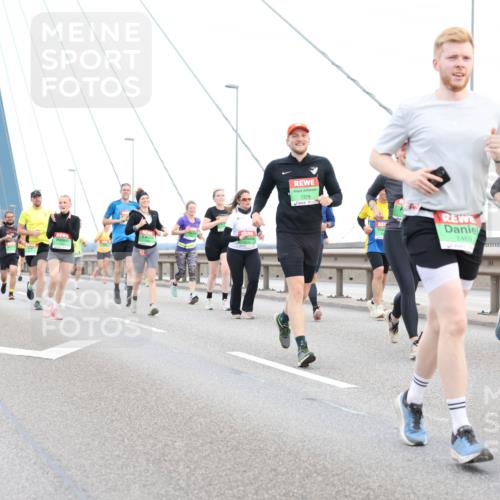 03.10.2025 - Köhlbrandbrückenlauf Lena Gebhardt http://msf.ph/oto/9196584 03.10.2025 15:27:49 Position 1 7379, 7469, 7388 meine-sportfotos.de