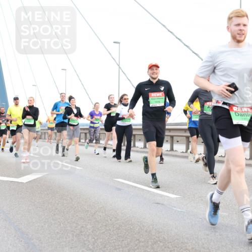 03.10.2025 - Köhlbrandbrückenlauf Lena Gebhardt http://msf.ph/oto/9196585 03.10.2025 15:27:49 Position 1 7379, 746, 7388 meine-sportfotos.de