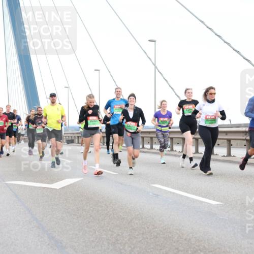 03.10.2025 - Köhlbrandbrückenlauf Lena Gebhardt http://msf.ph/oto/9196588 03.10.2025 15:27:50 Position 1  meine-sportfotos.de