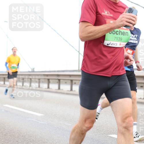 03.10.2025 - Köhlbrandbrückenlauf Lena Gebhardt http://msf.ph/oto/9196621 03.10.2025 15:27:58 Position 1 7139 meine-sportfotos.de
