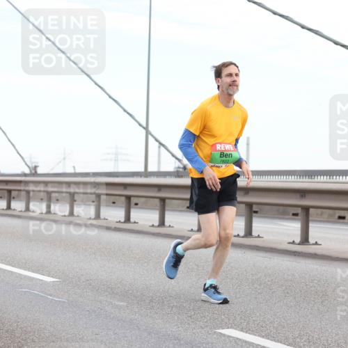 03.10.2025 - Köhlbrandbrückenlauf Lena Gebhardt http://msf.ph/oto/9196630 03.10.2025 15:28:01 Position 1 7822 meine-sportfotos.de