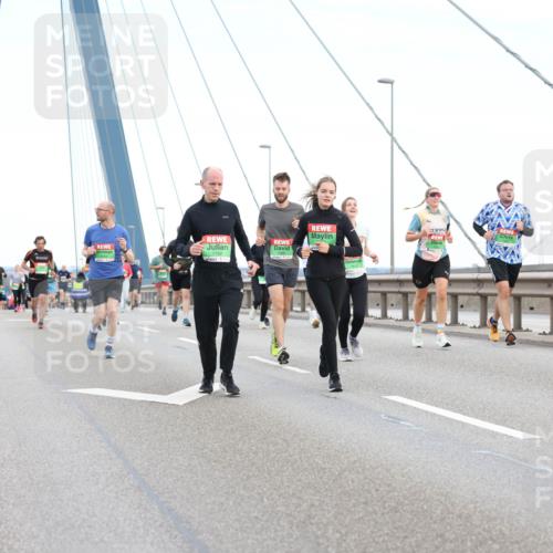 03.10.2025 - Köhlbrandbrückenlauf Lena Gebhardt http://msf.ph/oto/9196635 03.10.2025 15:28:03 Position 1  meine-sportfotos.de