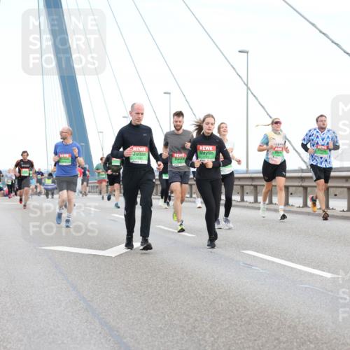03.10.2025 - Köhlbrandbrückenlauf Lena Gebhardt http://msf.ph/oto/9196636 03.10.2025 15:28:03 Position 1 7743 meine-sportfotos.de