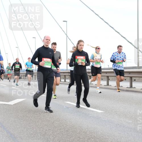 03.10.2025 - Köhlbrandbrückenlauf Lena Gebhardt http://msf.ph/oto/9196638 03.10.2025 15:28:04 Position 1 7742 meine-sportfotos.de