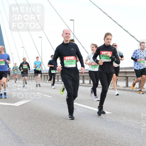 03.10.2025 - Köhlbrandbrückenlauf Lena Gebhardt http://msf.ph/oto/9196639 03.10.2025 15:28:04 Position 1 7742, 7613, 7743 meine-sportfotos.de