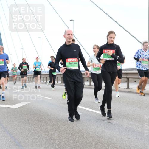 03.10.2025 - Köhlbrandbrückenlauf Lena Gebhardt http://msf.ph/oto/9196640 03.10.2025 15:28:04 Position 1 9493, 7742, 7613, 7743 meine-sportfotos.de