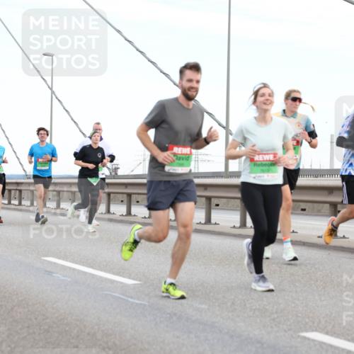 03.10.2025 - Köhlbrandbrückenlauf Lena Gebhardt http://msf.ph/oto/9196645 03.10.2025 15:28:06 Position 1  meine-sportfotos.de