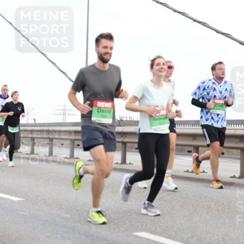 03.10.2025 - Köhlbrandbrückenlauf Lena Gebhardt http://msf.ph/oto/9196646 03.10.2025 15:28:06 Position 1  meine-sportfotos.de