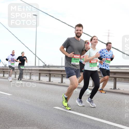03.10.2025 - Köhlbrandbrückenlauf Lena Gebhardt http://msf.ph/oto/9196649 03.10.2025 15:28:07 Position 1 18, 7566, 7613 meine-sportfotos.de