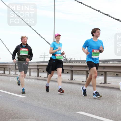 03.10.2025 - Köhlbrandbrückenlauf Lena Gebhardt http://msf.ph/oto/9196657 03.10.2025 15:28:09 Position 1  meine-sportfotos.de