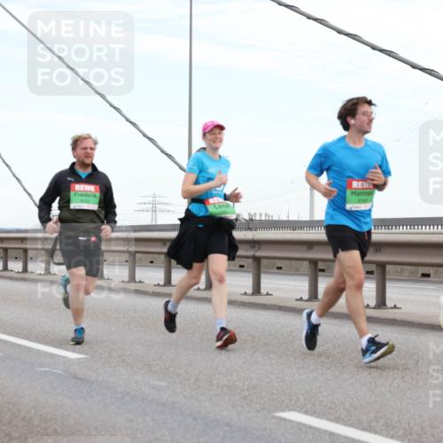 03.10.2025 - Köhlbrandbrückenlauf Lena Gebhardt http://msf.ph/oto/9196658 03.10.2025 15:28:09 Position 1  meine-sportfotos.de