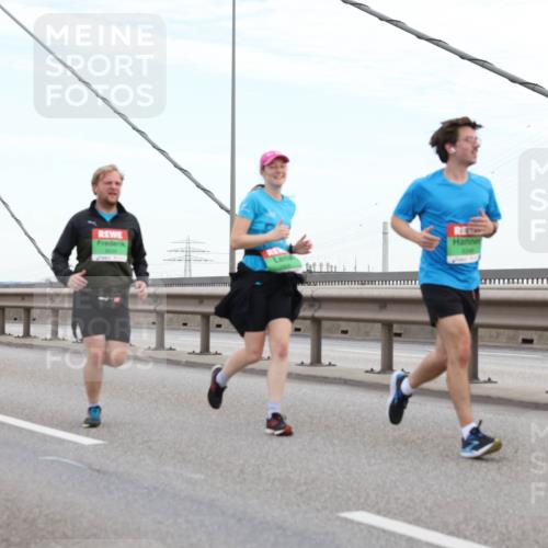 03.10.2025 - Köhlbrandbrückenlauf Lena Gebhardt http://msf.ph/oto/9196659 03.10.2025 15:28:09 Position 1  meine-sportfotos.de